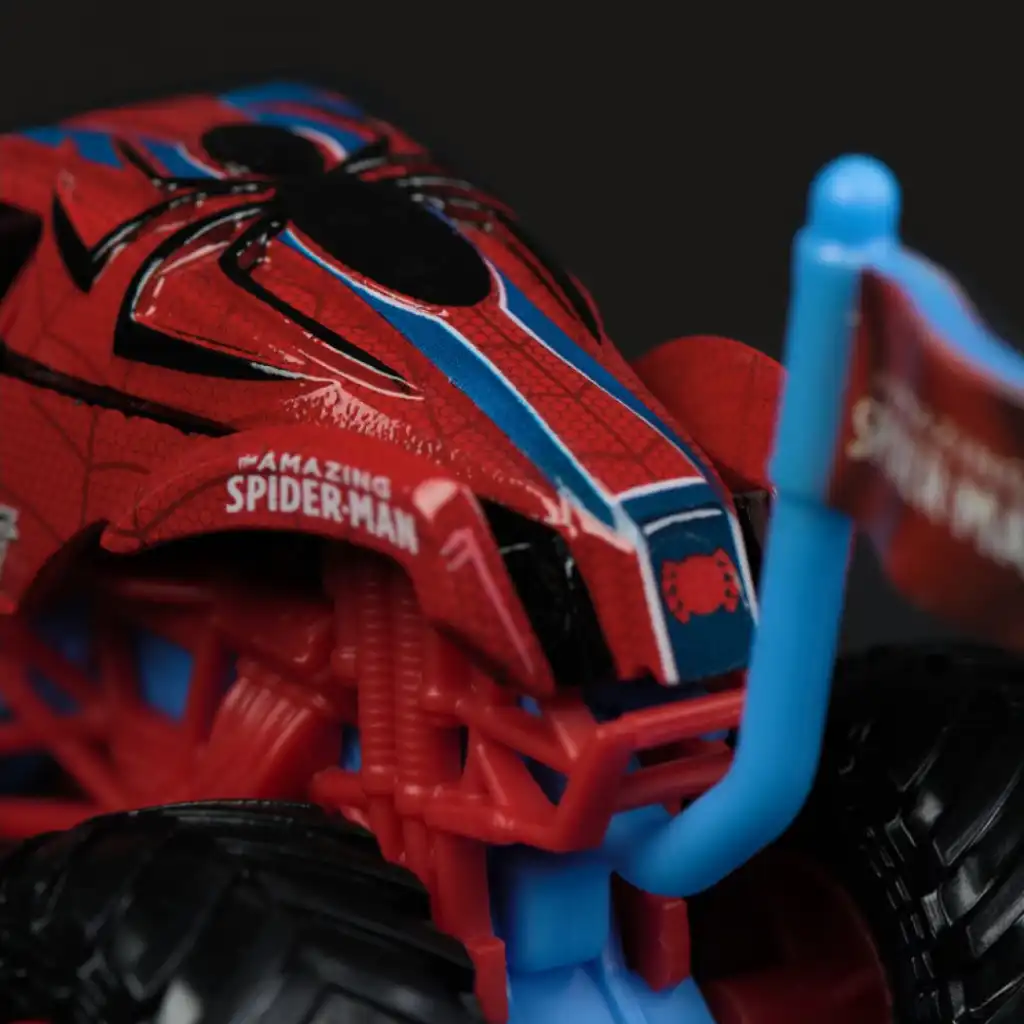 Créez vos propres pièces épiques avec le monster truck Spider-Man.