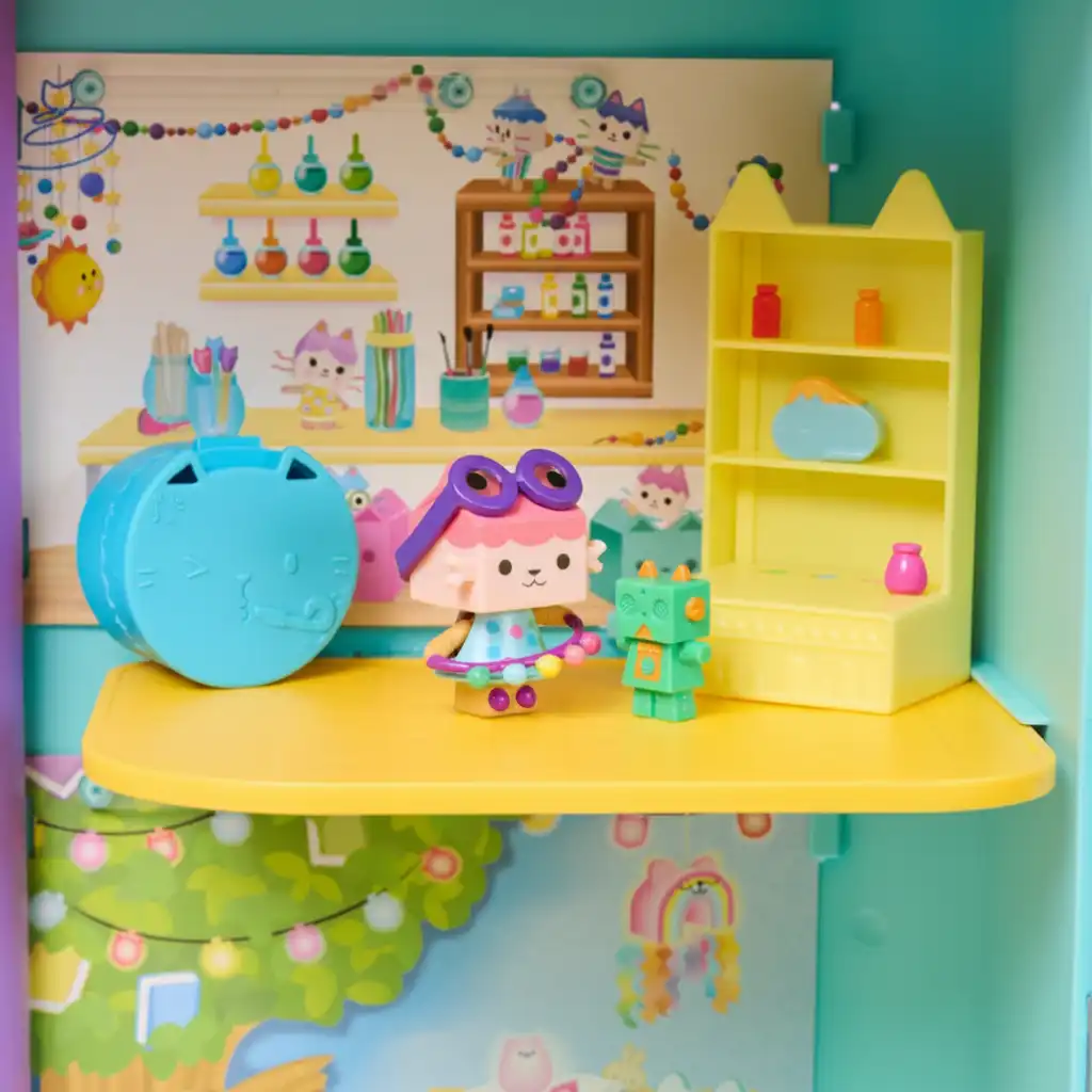 Détail soigné de la figurine Bébé Boîte et de ses accessoires créatifs.