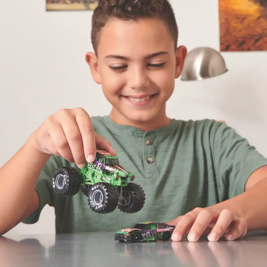 Un divertissement infini en créant vos propres histoires Monster Jam.
