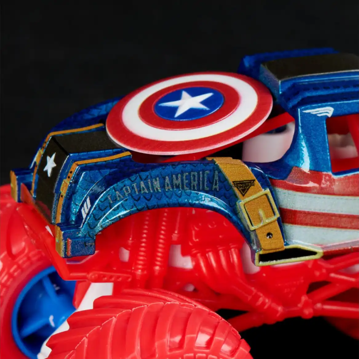 Élargissez votre collection avec ce set unique de cinq trucks Marvel.