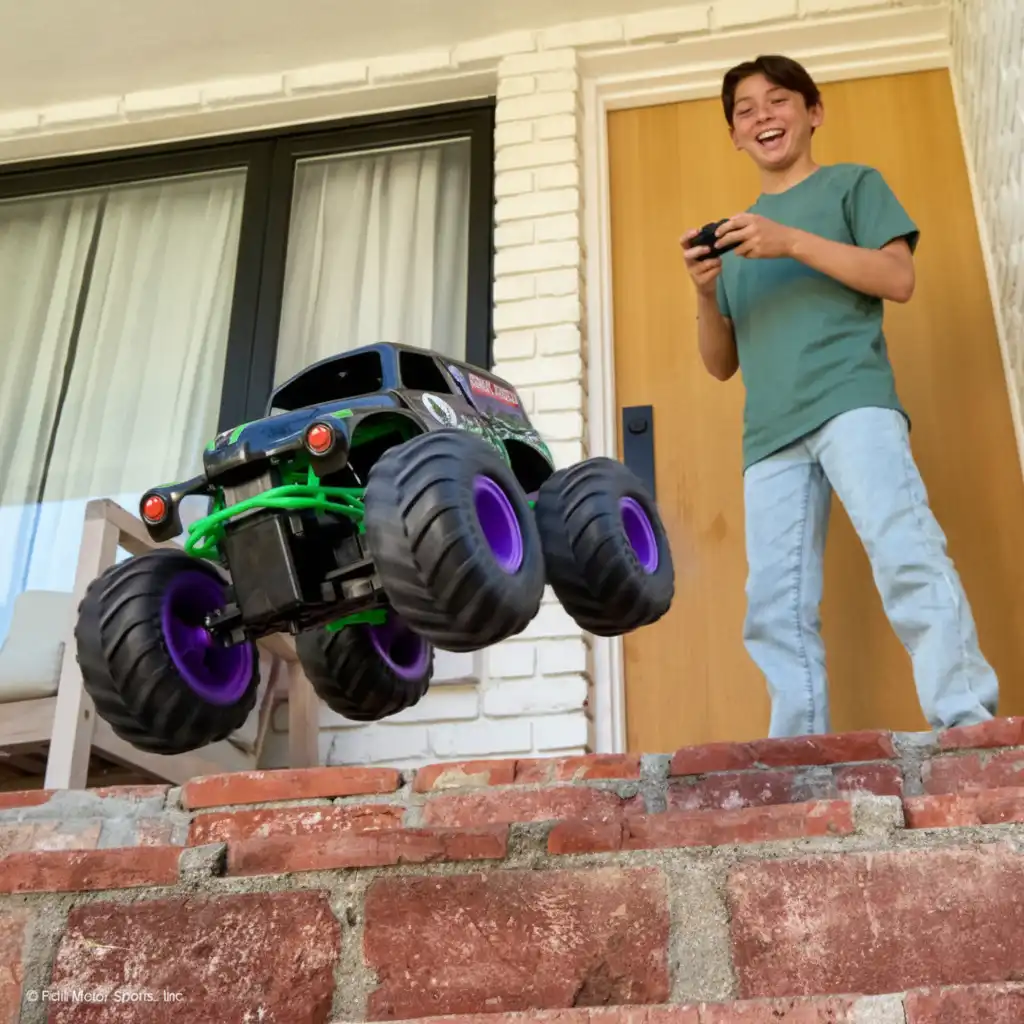 Créez votre propre arène Monster Jam pleine d’obstacles!