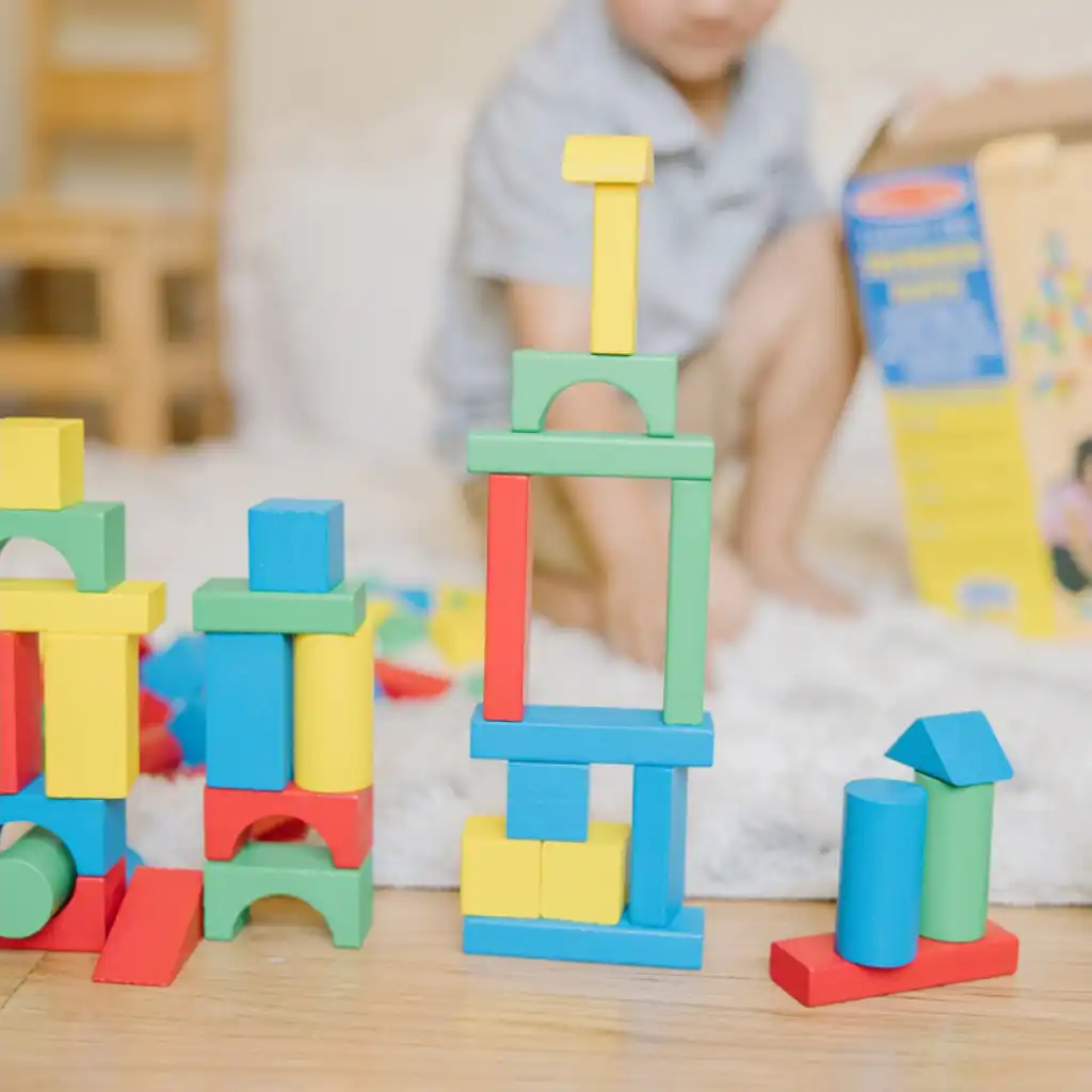 Soutenez la créativité des enfants avec neuf formes différentes de blocs.