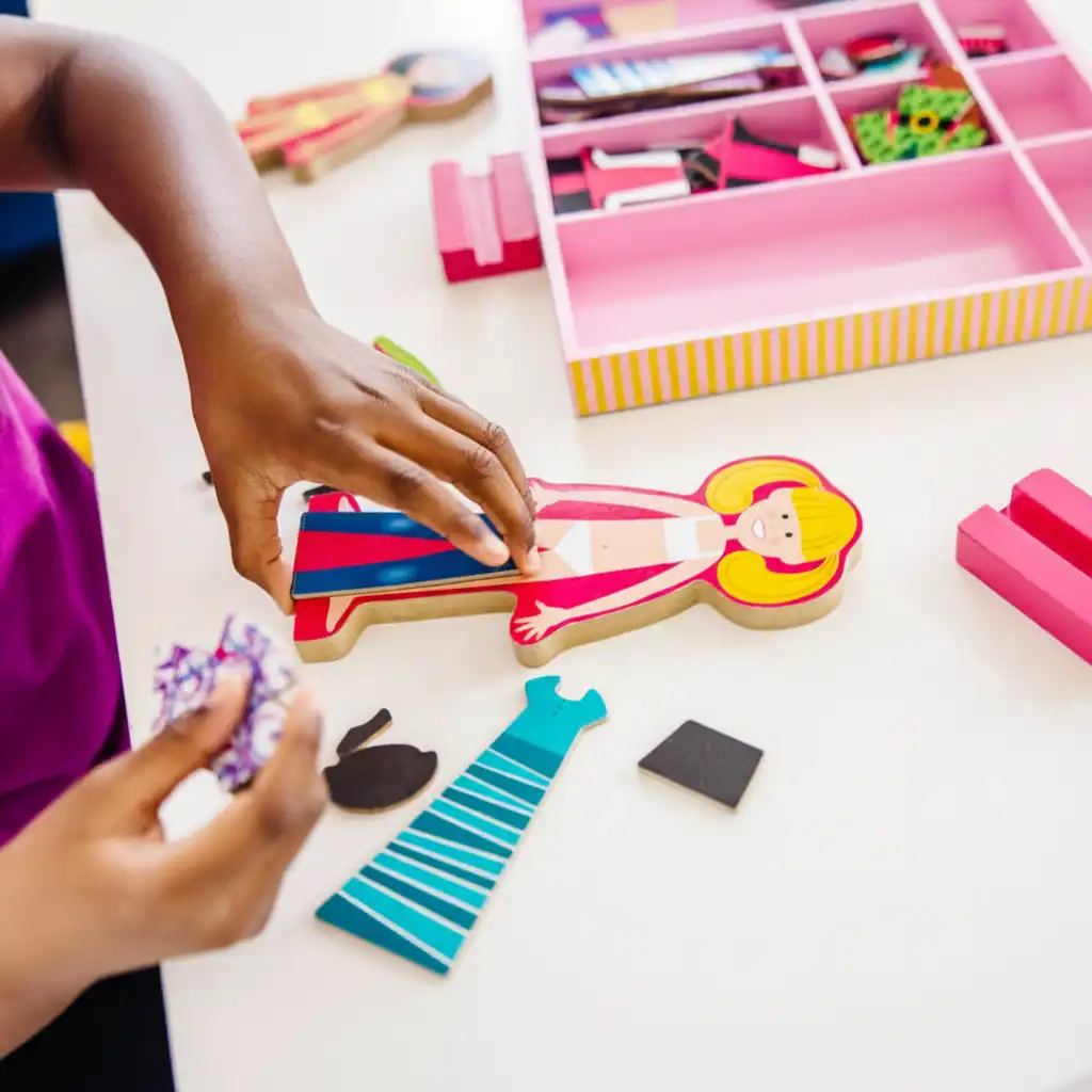 Boîte en bois pratique pour un rangement parfait dans la chambre d'enfant.