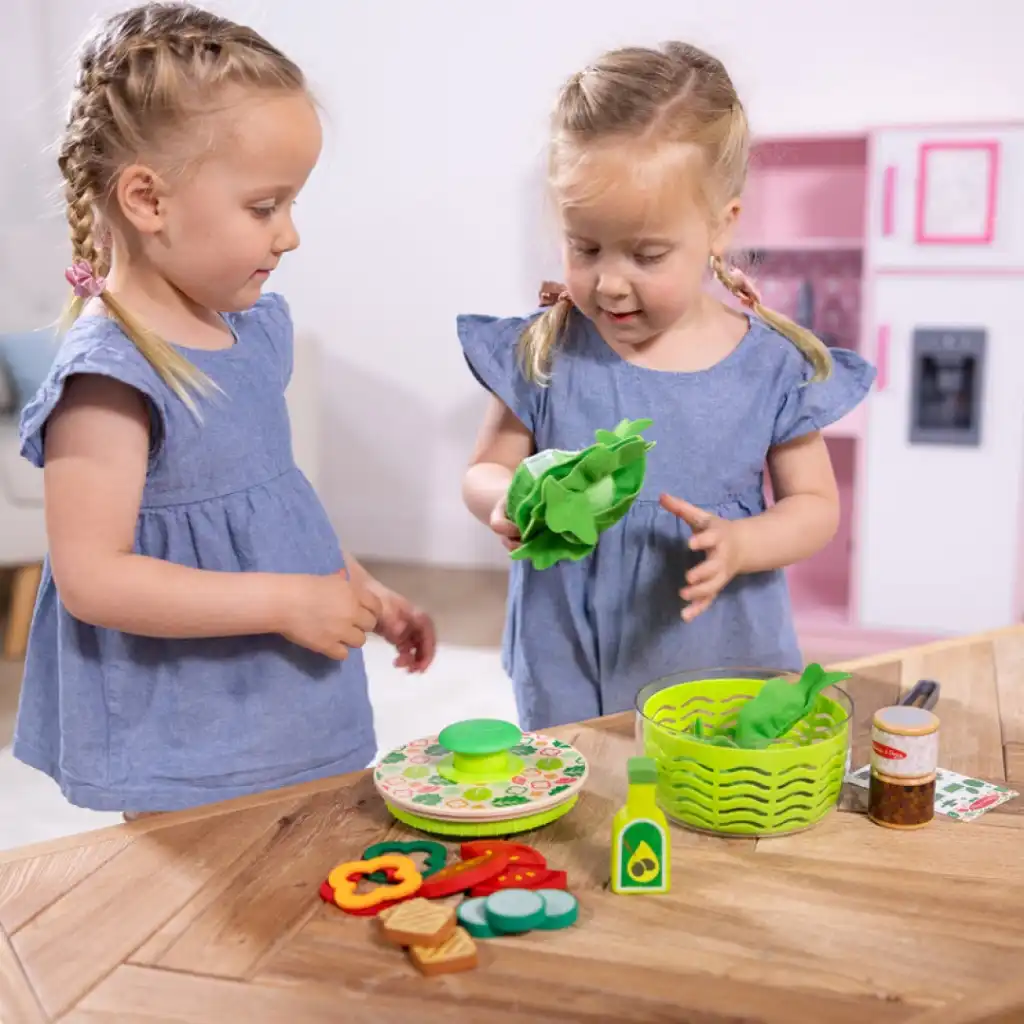 Détails soignés des accessoires en bois et textile pour un jeu réaliste.