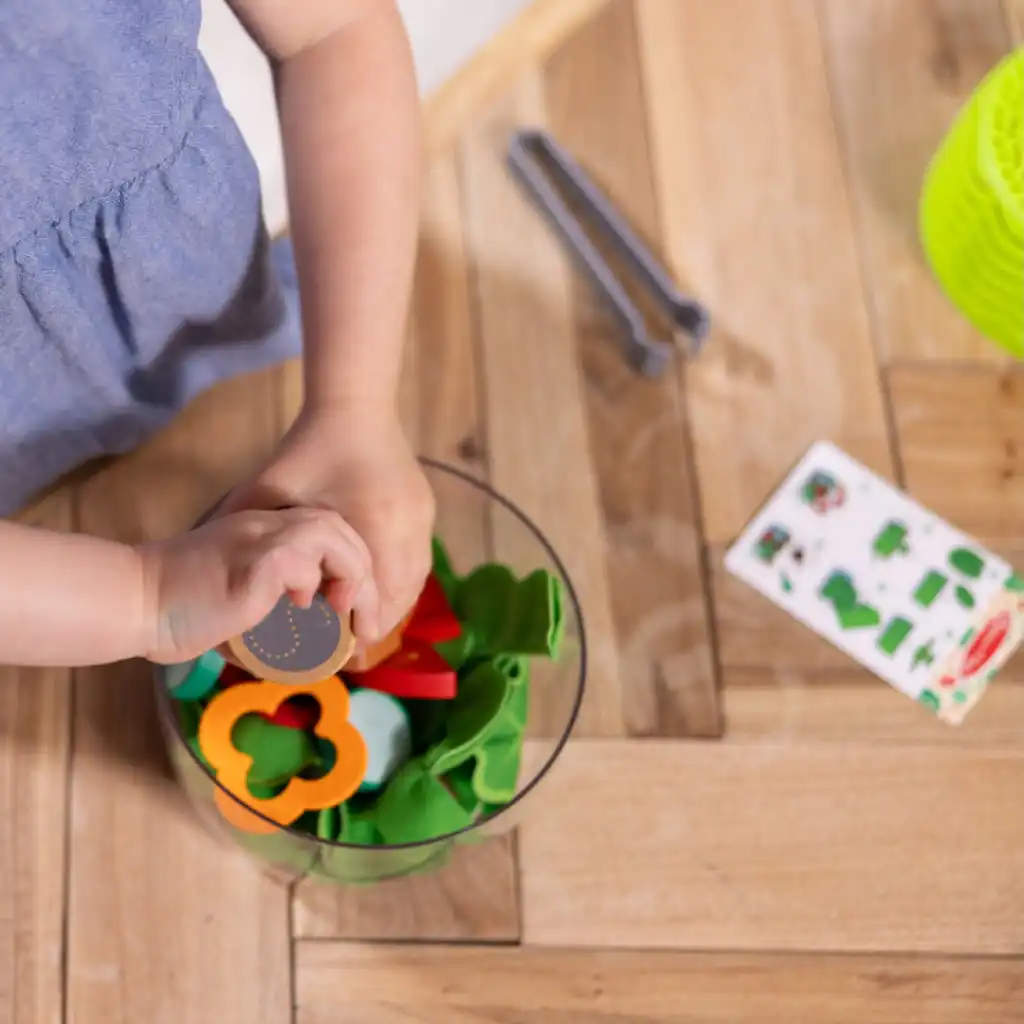 Entraînement de la fine Motor grâce aux pinces et à la centrifugeuse mécanique.