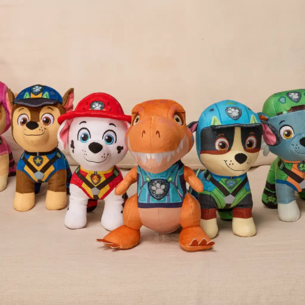 Finition brodée détaillée et peluche douce pour un confort maximal.