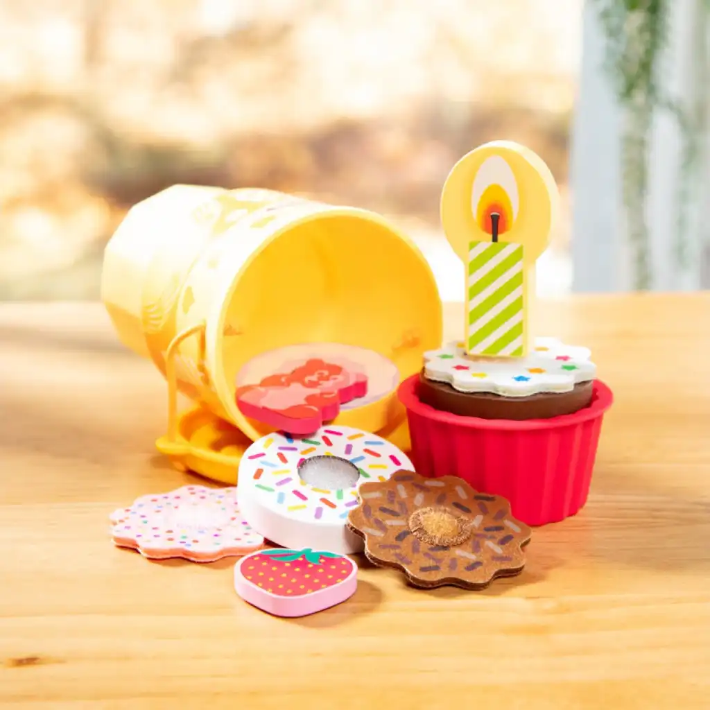 Tous les jouets rangés en toute sécurité dans un seul gobelet.