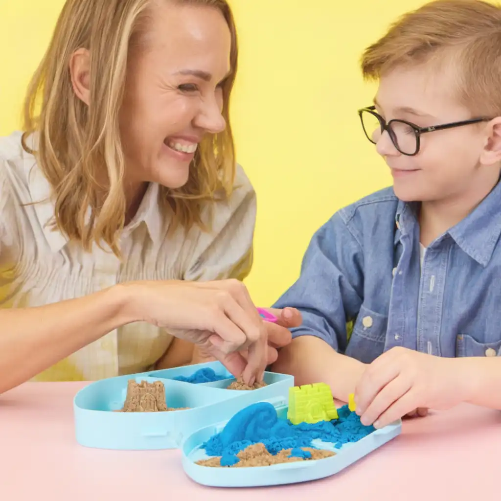 Façonnage facile des vagues et des châteaux pour les petits artistes.