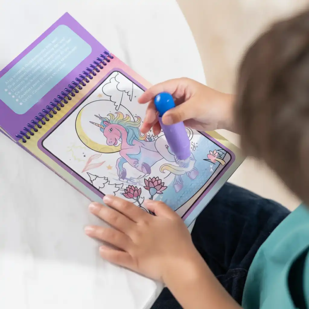 Le stylo ergonomique aide les enfants à perfectionner leurs premiers essais de peinture.