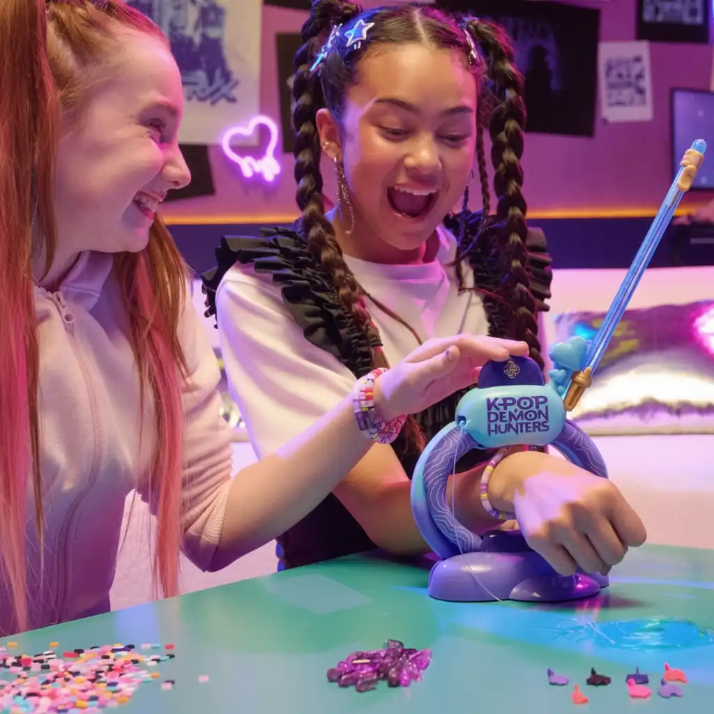 Création facile de bracelets grâce au stylo enfilage innovant.